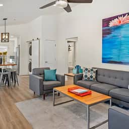 Park and 8th-Just 3 blocks to Downtown Paso!