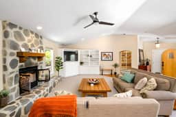 Frontier Oaks: Spacious Templeton Retreat